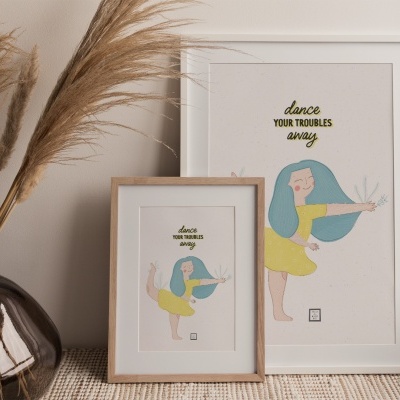 dois quadros com ilustração de menina a dançar e vaso com ramos secos