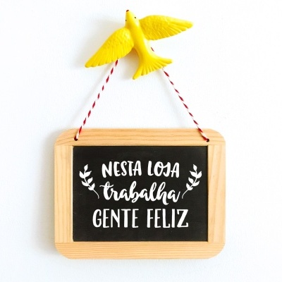 Placa decorativa de madeira com pássaro amarelo e lousa preta com texto em branco