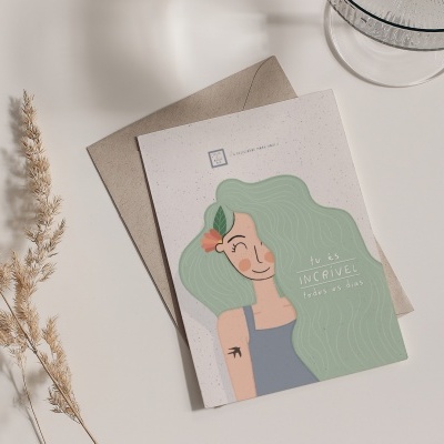 Cartão ilustrado mulher com cabelo verde, texto 'OH MICHEVIE THANK YOU SO MUCH', envelope bege, plantas secas ao lado