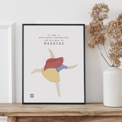 Pôster decorativo com ilustração colorida de uma figura feminina e texto em português, sobre uma mesa de madeira com um vaso branco e flores secas.