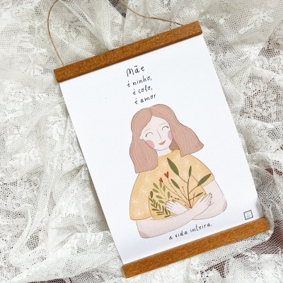 Cartaz de parede com ilustração de mulher e texto sobre o amor materno