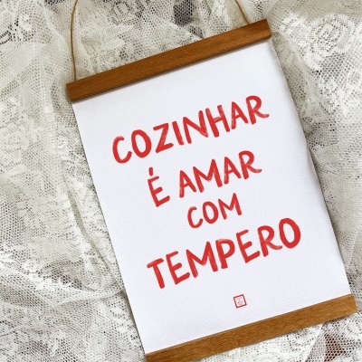 Pendurador decorativo com frase em português sobre tecido rendado branco