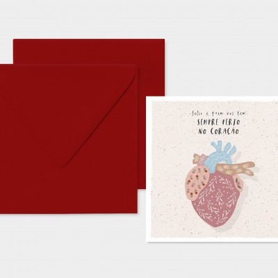 Cartão com envelope vermelho e ilustração de coração anatómico com texto em português.