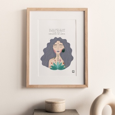 quadro com moldura de madeira clara e ilustração de mujer com cabelo cinza-azulado e flores, texto em português