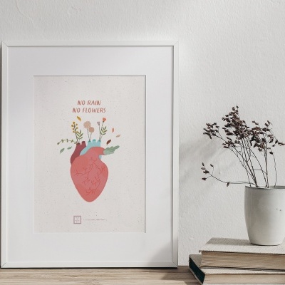 Quadro com coração ilustrado e texto, vaso com ramo seco e dois livros sobre superfície de madeira