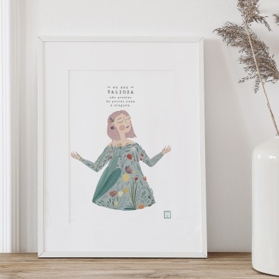 Quadro emoldurado com ilustração feminina e texto, jarra branca com ramos secos ao lado