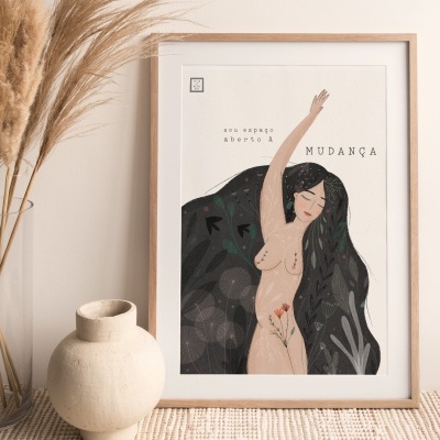 Ilustração artística em moldura de madeira com mulher nua e elementos naturais, vaso cerâmico e plantas secas