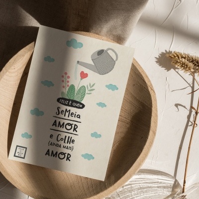 Cartão com ilustração de flores e texto sobre prato de madeira e flor seca