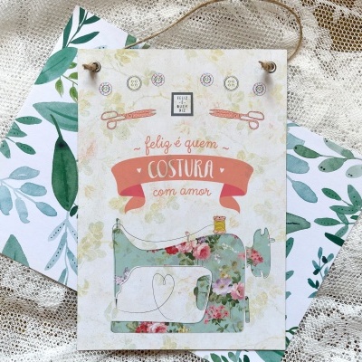 Placa decorativa com tema de costura e texto em português