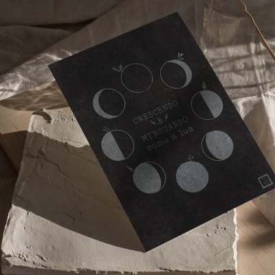 Cartaz preto com fases da lua e texto 'CRESCENDO E MINGUANDO OUTUBRO A JUNHO'