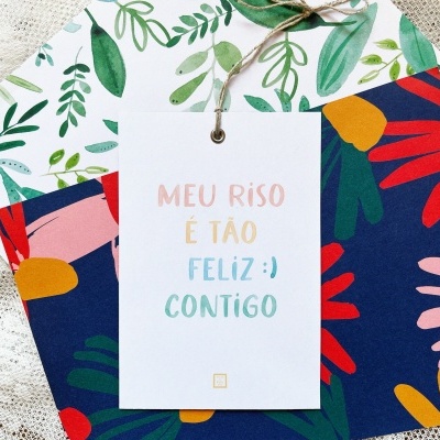 Cartão com texto pendurado em caixa floral colorida