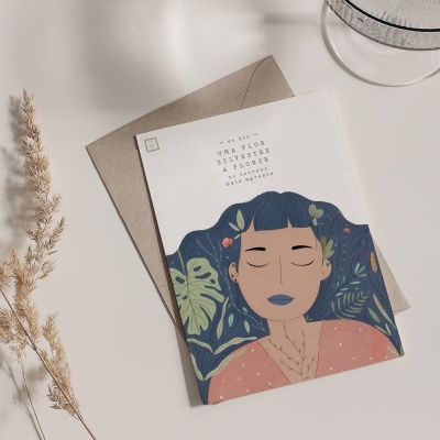 Cartão ilustrado com mulher de cabelo azul e envelope castanho