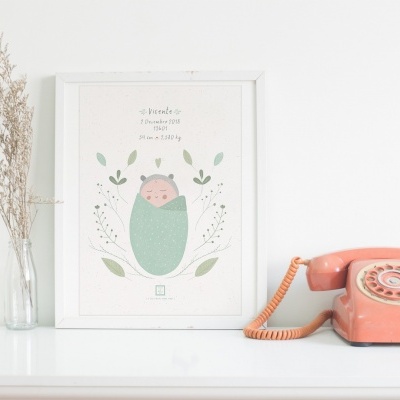 quadro com ilustração de bebê, jarra com ramos secos, telefone vintage rosa sobre superfície branca