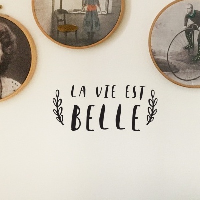 Três quadros redondos vintage em bastidores de bordado com texto na parede