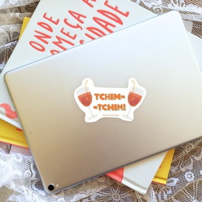 Autocolante com desenho de cocktails e texto TCHIM-TCHIM no tablet prateado