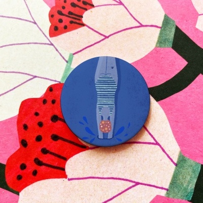 Botão azul com ilustração de homem sobre padrão floral