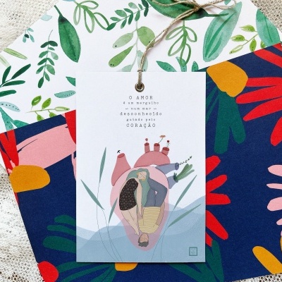 Capas de tecido coloridas com padrão floral e cartão com ilustração de coração humano e texto pendurado