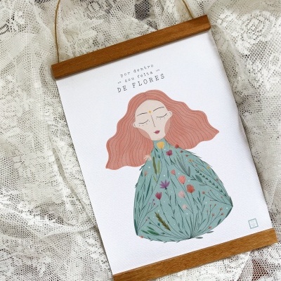 Quadro com ilustração feminina e texto, sobre fundo de renda branca