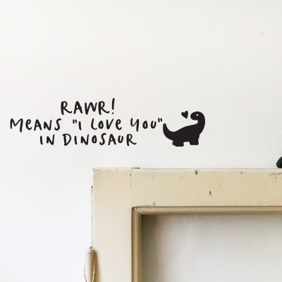 Adesivo de parede com frase em inglês e dinossauro preto