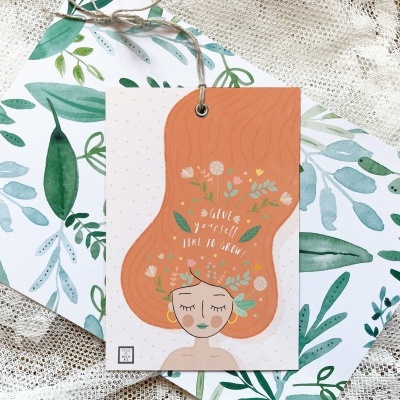 Postal com figura feminina e frase 