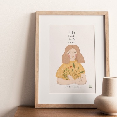 quadro ilustrado com mulher e texto em moldura de madeira ao lado de vasos de cerâmica