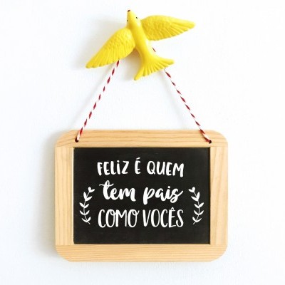 Placa decorativa com texto feliz é quem tem pais como vocês, pendurada de pássaro amarelo
