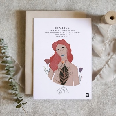 Cartaz ilustrado com texto em português e elementos florais sobre superfície com tecido e decoração