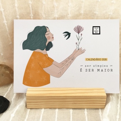 Calendário de mesa 2023 com ilustração de mulher segurando flores, texto e suporte de madeira
