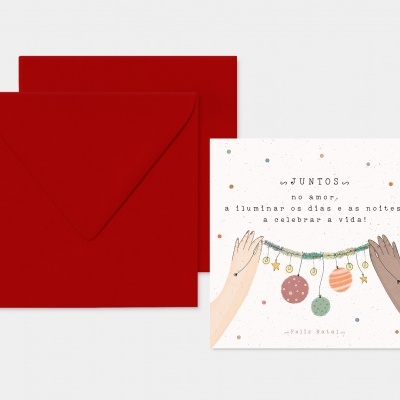 Cartão de felicitações quadrado com envelope vermelho e ilustração de mãos segurando enfeites coloridos.