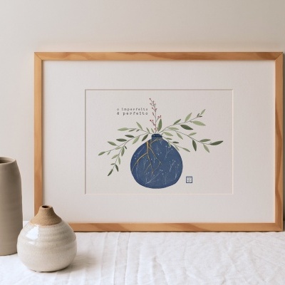 Quadro com ilustração de planta e dois vasos cerâmicos em fundo claro