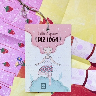 Tag com desenho e texto pendurada em tecido rosa com morangos vermelhos