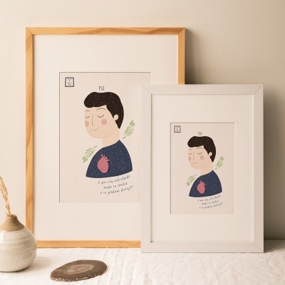 Dois quadros decorativos com desenho de uma pessoa e coração em molduras de madeira