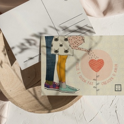 Postais com ilustração e texto sobre superfície branca texturada