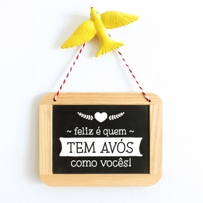 Plaquinha decorativa com texto em português sobre avós, com moldura de madeira clara e pássaro amarelo.