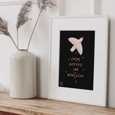 Vaso de cerâmica com flores e moldura com ilustração e texto em português