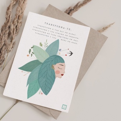 Cartão ilustrativo com desenho de mulher e envelope castanho
