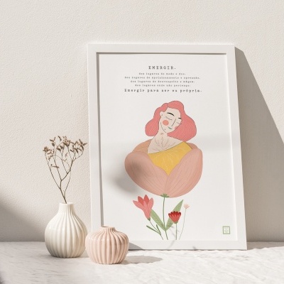 Pôster decorativo emoldurado com ilustração feminina e vasos com flores secas sobre superfície clara