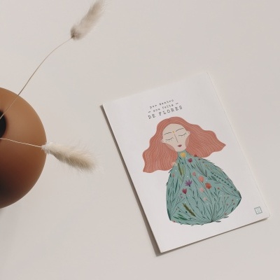 Ilustração em papel com figura feminina e vaso castanho com flores secas