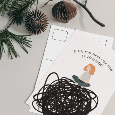 Postal ilustrado com texto motivacional, ramo de pinheiro e enfeites de papel