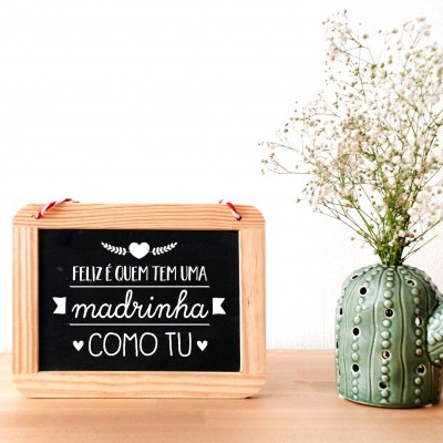 Quadro em madeira com mensagem para madrinha e vaso verde em forma de cacto com flores brancas