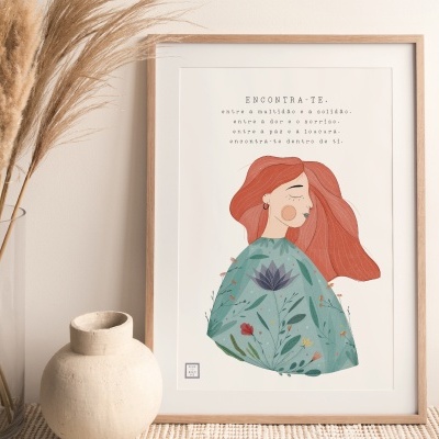 Quadro com ilustração de mulher ruiva e texto em português, junto a vaso branco e plantas secas