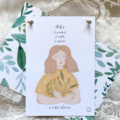 Cartão ilustrado com desenho de mulher e texto em português sobre superfície com toalha de renda e envelope de folhas verdes.