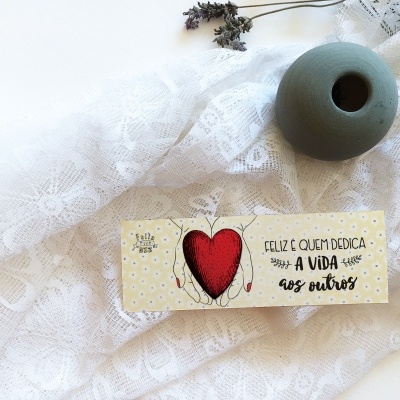 Cartão decorativo com coração vermelho e texto em tecido rendado com vaso cinza