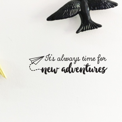 Decoração de parede com pássaros em relevo e frase inspiradora em inglês