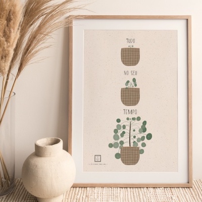 Quadro com design de vasos e texto, vaso cerâmico branco e vaso de vidro com ramos secos