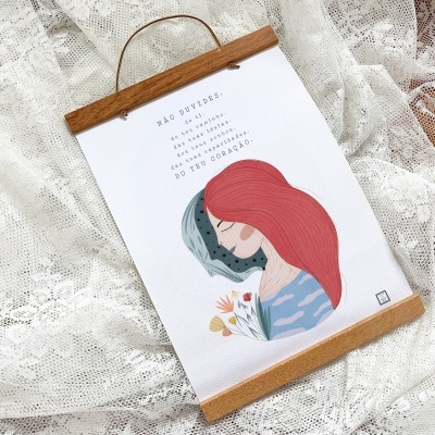 Poster decorativo com ilustração de duas mulheres e texto inspirador