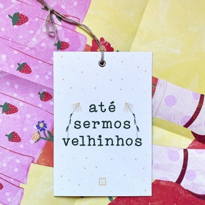 Etiqueta com texto em tecido floral rosa e estampado amarelo com frutas