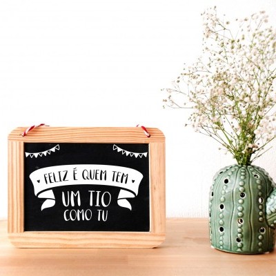 Quadro decorativo com texto e vaso em forma de cacto com flores
