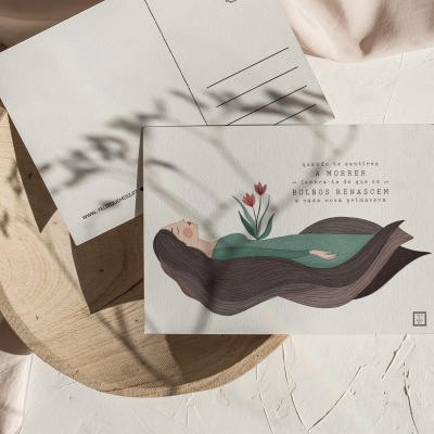 Postais com ilustração de mulher deitada com flor e mensagem especial para mães