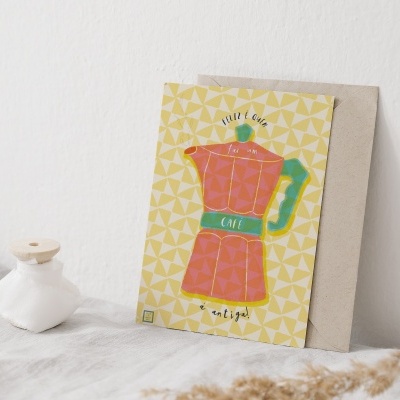 Cartão postal com ilustração de cafeteira vermelha e verde e texto em português sobre fundo amarelo em padrão geométrico.